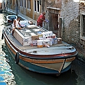 Momenti veneziani 87 . Sacrico merci